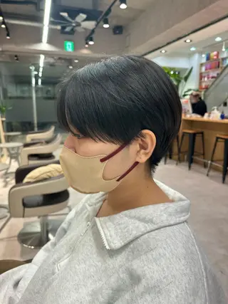 ショート レイヤー/顔まわり カット/地毛風カラーのヘアスタイル