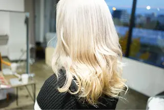 セミロング カラー ハイトーン/レイヤー /ケアブリーチ石川治のヘアスタイル