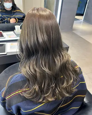 セミロング KAREN（ému） 伏見/パーマモデルのヘアスタイル