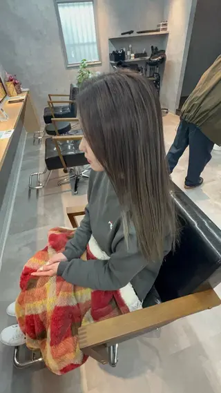 ロング motoトップカラー リスト/ブリーチカラのヘアスタイル