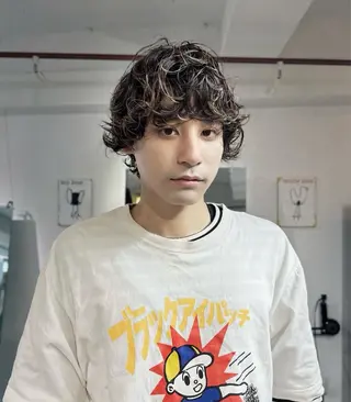 ショート パーマ メンズ オト/レイヤー/ Wカラーのヘアスタイル