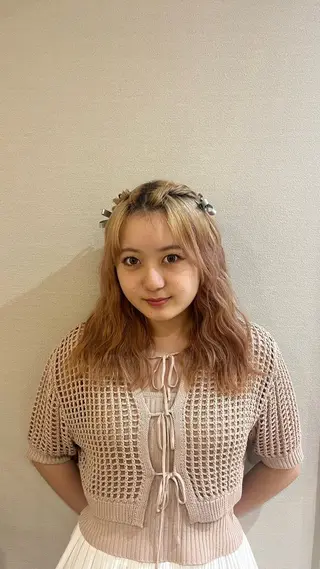 セミロング 夏向/ハイトーン /パーマのヘアスタイル