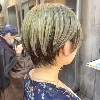 ショート カラー ホワイト&レイヤーカ ットエクステ長畠俊輔のヘアスタイル