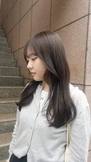 セミロング カラー Lomalia Moemiのヘアスタイル