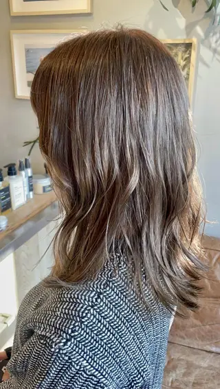 ミディアム 相澤 優色のヘアスタイル