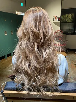 セミロング カラー ブリーチ毛矯正.髪質 改善.髪にドラマをのヘアスタイル