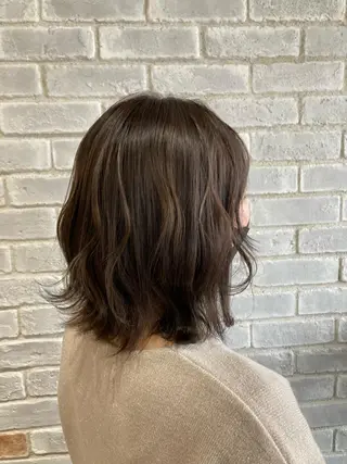 セミロング カラー 山﨑 まなかのヘアスタイル