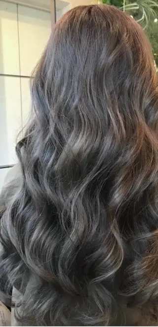 ロング カラー Hanna by W_SALONのヘアスタイル