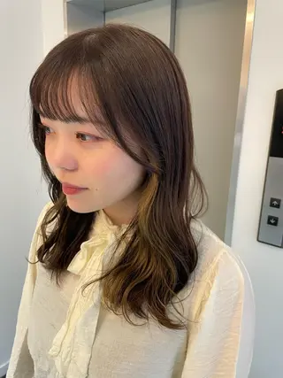 ミディアム 亀山 由里菜のヘアスタイル