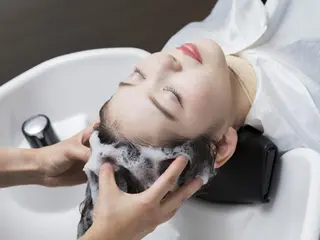 ミディアム カラー パーマ ヘアアレンジ メンズ キッズ ネイル マツエク・マツパ アイブロウ 《褒められる》 透明感カラー/小嶋のヘアスタイル