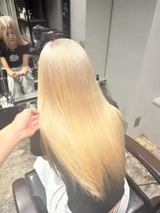 ロング カラー ROIS渋谷【ロイス】所属・高橋大樹/ブリーチ/ ミルクティーベージュのヘアスタイル