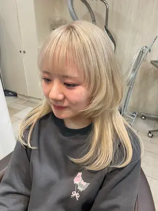 セミロング ハイトーン/ ケアカラー宮内萌のヘアスタイル