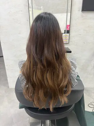 ロング ブリーチなしカラー レイヤーカットのヘアスタイル