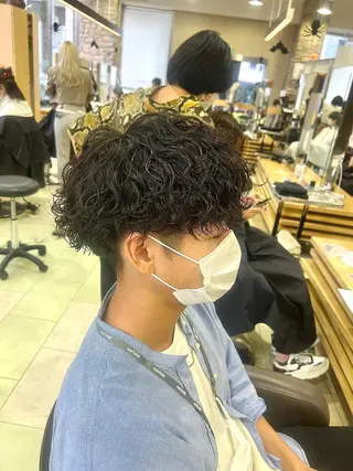 ショート パーマ メンズ アイブロウ ﾎｯﾄﾍﾟｯﾊﾟｰ に移行中【かな】のヘアスタイル