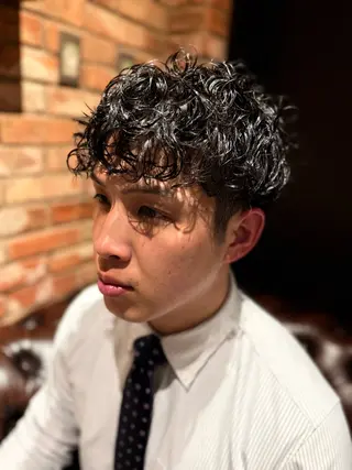ミディアム パーマ メンズ バーバーショップ　東京駅　丸の内店所属・境野 奏音のヘアスタイル