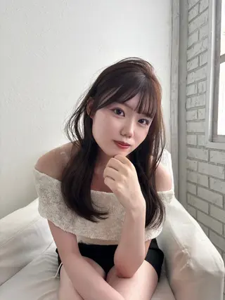 ロング カラー 艶髪ハイトーン🍼/ 韓国っぽ束感マツエクのヘアスタイル