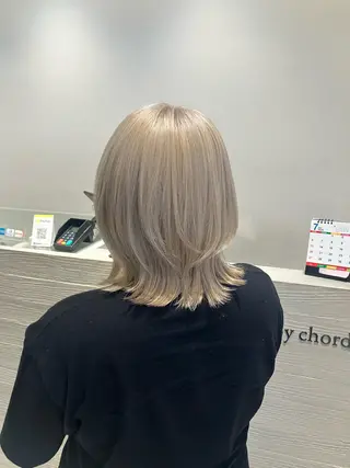 ショート カラー サキ🤍ハイトーン 🩰くびれ巻きヘアのヘアスタイル