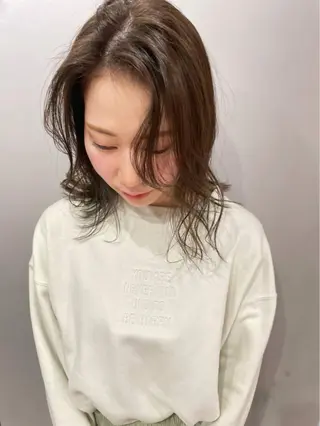 セミロング カラー CARICIA 白木 由里加のヘアスタイル