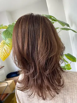 ミディアム 塩崎 明菜のヘアスタイル