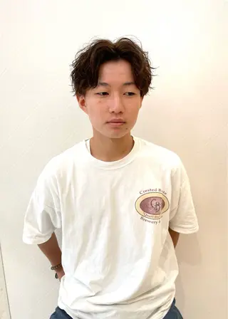 ショート カラー パーマ メンズ 顔周りレイヤー／ 似合わせ／古津遼平のヘアスタイル