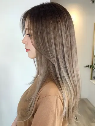 ロング motoトップカラー リスト/ブリーチカラのヘアスタイル