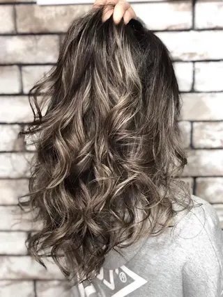 ロング カラー パーマ ヘアアレンジ メンズ キッズ ネイル マツエク・マツパ アイブロウ スワイプするのちょっ と待った艶髪/透明感のヘアスタイル