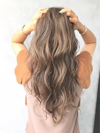 セミロング カラー TOMOYAレイヤー ブリーチ縮毛矯正のヘアスタイル
