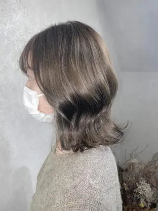 セミロング _White所属・ＳＨＩ ＺＵのヘアスタイル