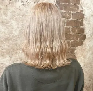 ミディアム カラー ブリーチ、パーマ 西部笑のヘアスタイル