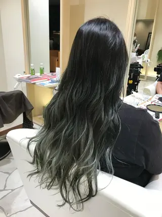 ロング カラー CYAN.矢場町店所属・三代 ゆりあのヘアスタイル