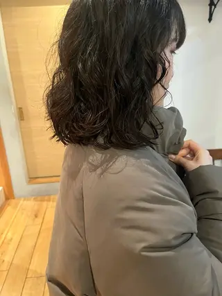 ミディアム パーマ pu+on. nailworks所属・fuyumi / ニュアンスネイルのネイルデザイン