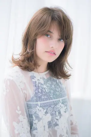 ミディアム パーマ 朝比奈 志保のヘアスタイル