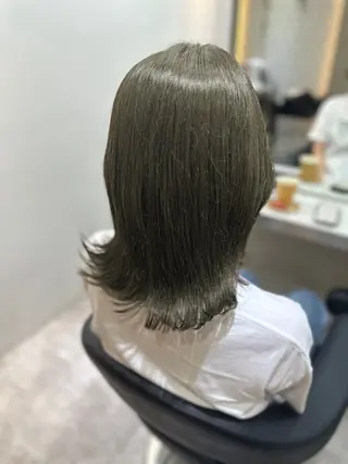 ミディアム カラー 艶髪レイヤー顔周り グレージュ添田晃基のヘアスタイル