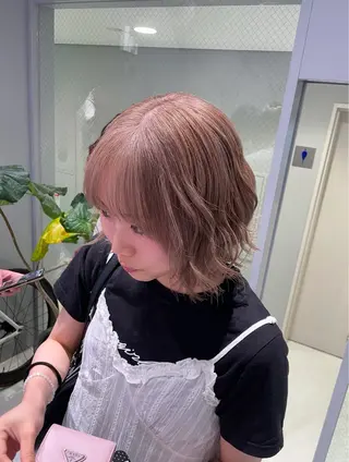 ショート カラー 菜々🫧新宿 透明感ケアブリーチのヘアスタイル