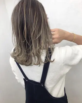 セミロング カラー ブリーチカラーレイヤ ーカット🦋annaのヘアスタイル