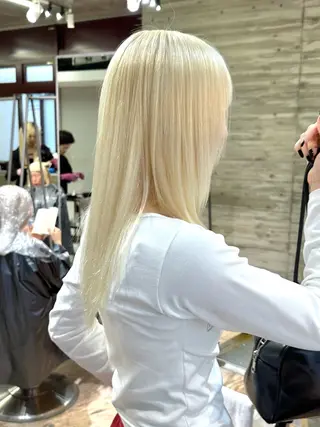 セミロング 抜きっぱなしブロンド ササキカズマのヘアスタイル