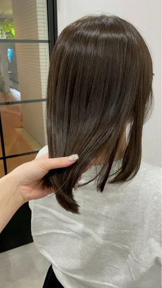 セミロング ニシザカ マナのヘアスタイル