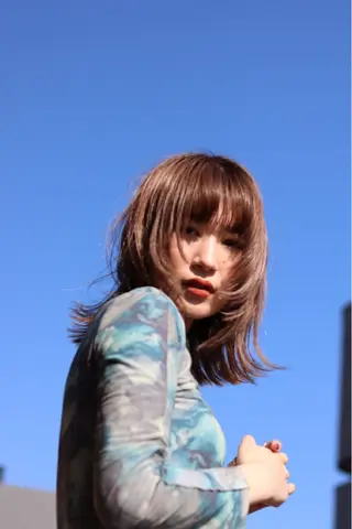 ミディアム Yui. ハイトーン/パーマ/のヘアスタイル