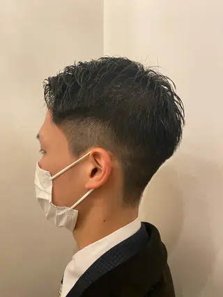 メンズ 梅田ハイトーン チダ ヒナノのヘアスタイル