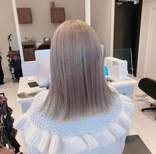 セミロング カラー オフホワイトアンドなんば所属・福西 洋斗のヘアスタイル