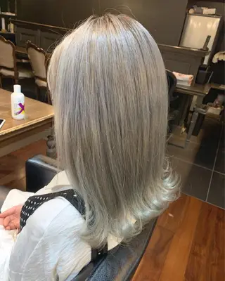 セミロング カラー 吉本 yoshimotoのヘアスタイル