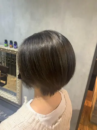 ショート ルネ所属・切りっぱなしボブ グレージュ/福田梢のヘアスタイル