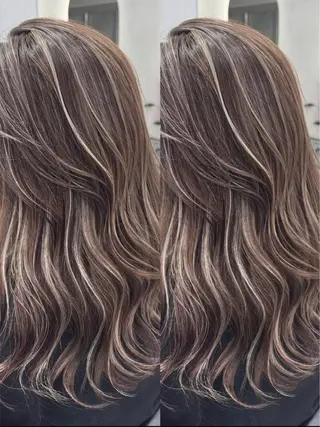 ロング カラー ⚡️ブリーチリタッチ グレー/ハイライトのヘアスタイル