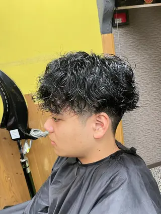 ショート パーマ メンズ デザインカラー🏝️ 須賀汐音のヘアスタイル