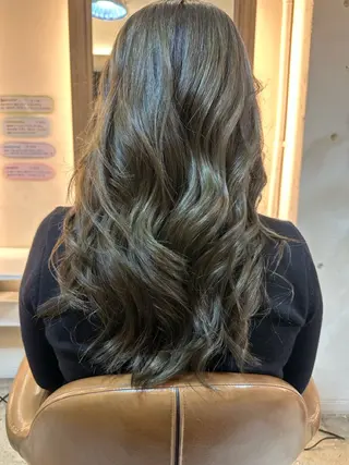 ロング タツキ／レイヤー／ パーマ／艶カラーのヘアスタイル