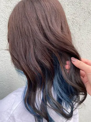 ロング 雨とランプ所属・東 咲希のヘアスタイル