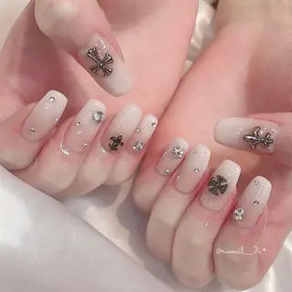 ネイル 𝘙𝘪𝘰𝘯𝘢 ...🕯🤍のネイルデザイン