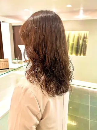 ロング カラー パーマ チーフデザイナー 若林 麻衣のヘアスタイル