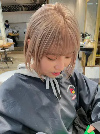 ショート カラー SALOWIN所属・ブリーチ✨ ボブ✨レイヤーのヘアスタイル