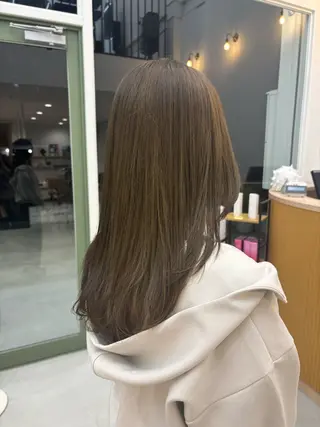 セミロング カラー 伊藤 ゆいなのヘアスタイル